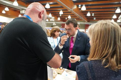 El presidente del Principado de Asturias visita el estand de Biovalor en el 9º Congreso Forestal Español