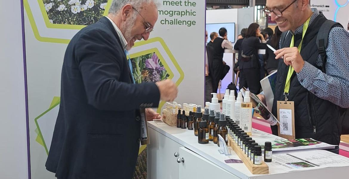 Afluencia al stand de Biovalor en la feria in-cosmetics de Amsterdam