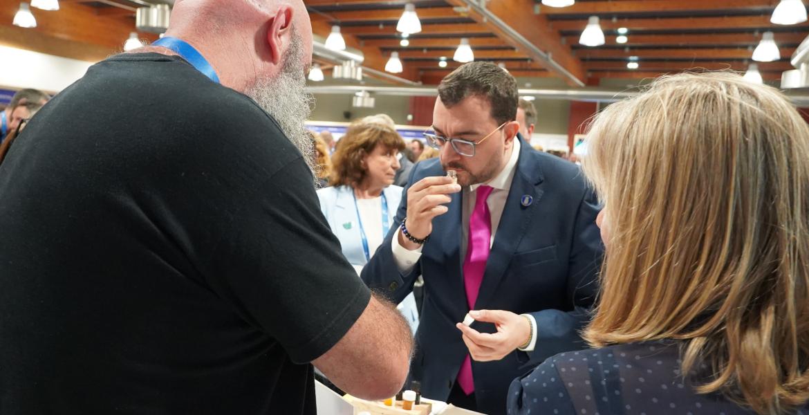 El presidente del Principado de Asturias visita el estand de Biovalor en el 9º Congreso Forestal Español